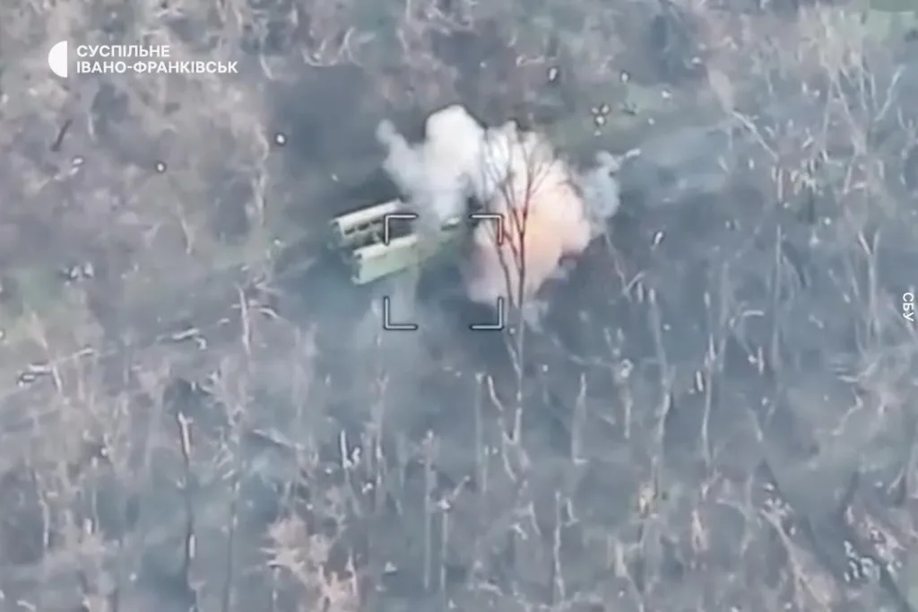 Вибух у лісовій місцевості, дронове фото