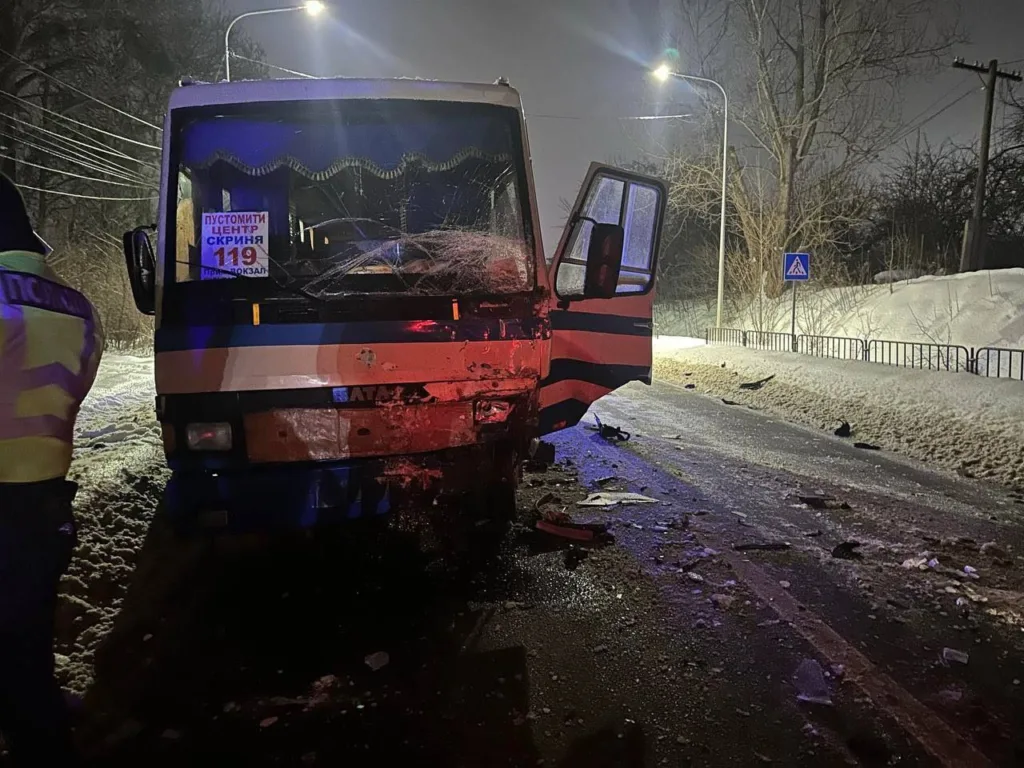 ДТП за участю автобуса на зимовій дорозі