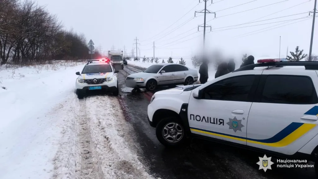 Поліція на місці аварії взимку на дорозі