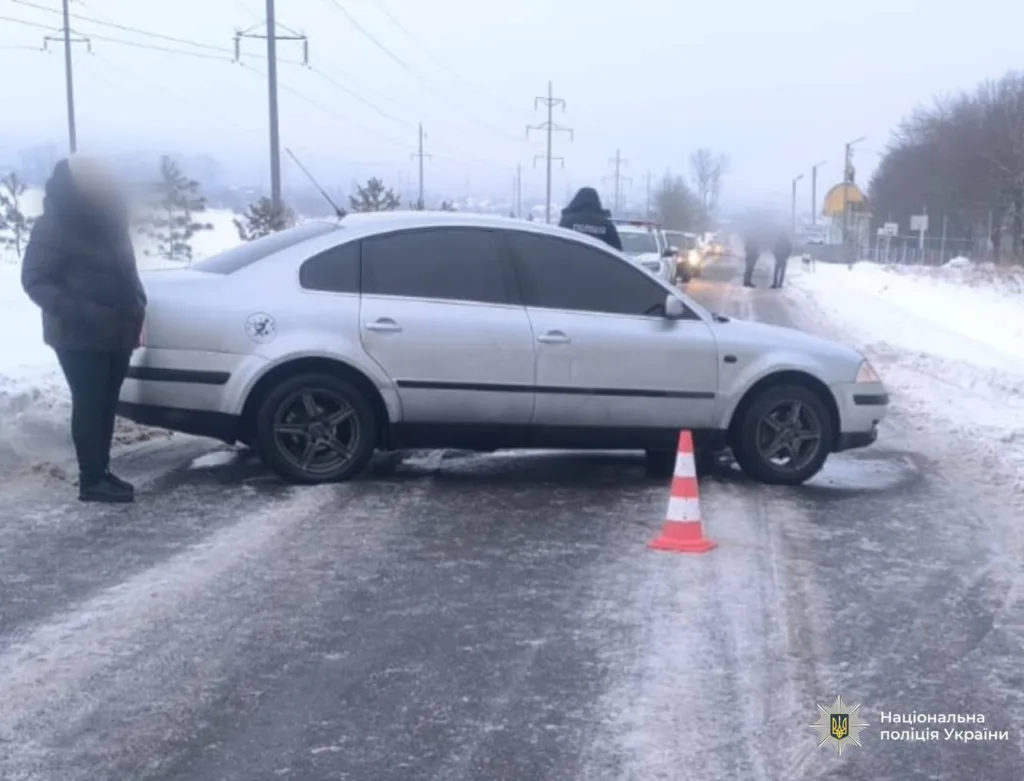 ДТП на засніженій дорозі із поліцією