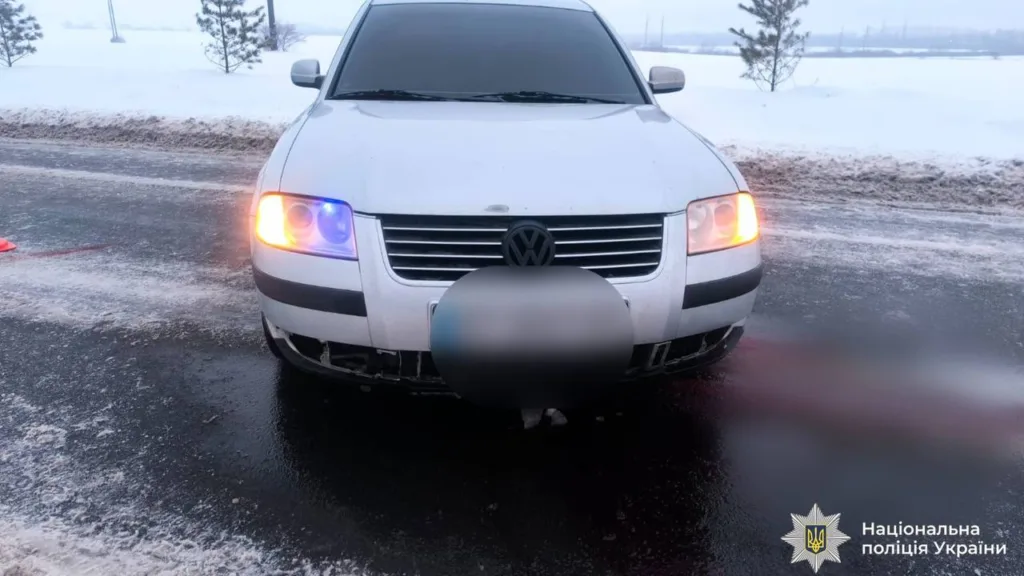 Білий Volkswagen на зимовій дорозі