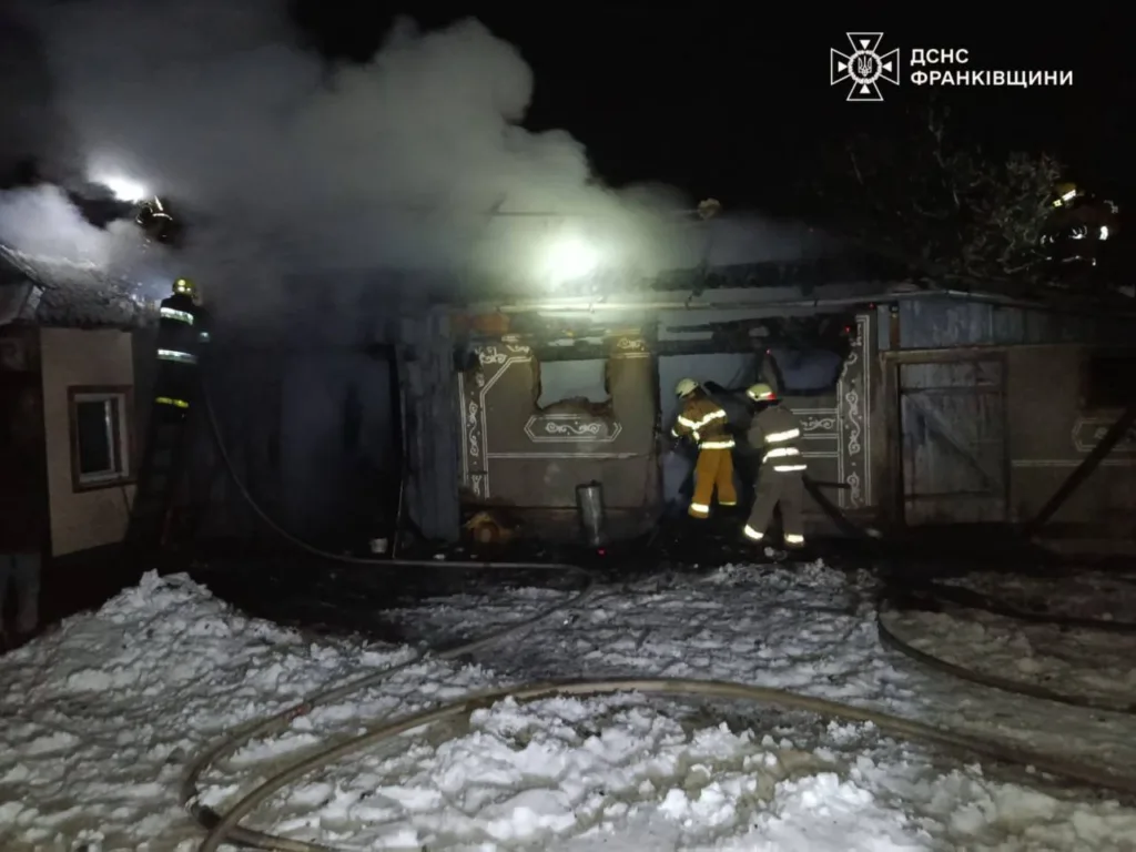 Пожежники гасять пожежу в будинку вночі