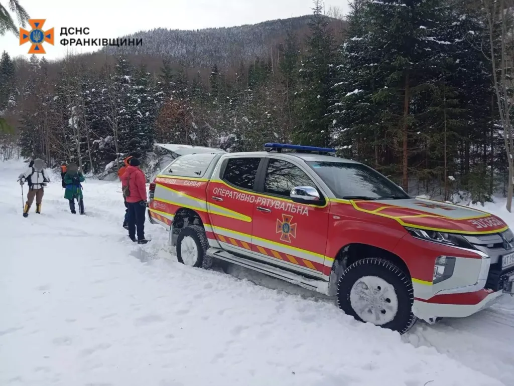 Рятувальники ДСНС у зимових Карпатах