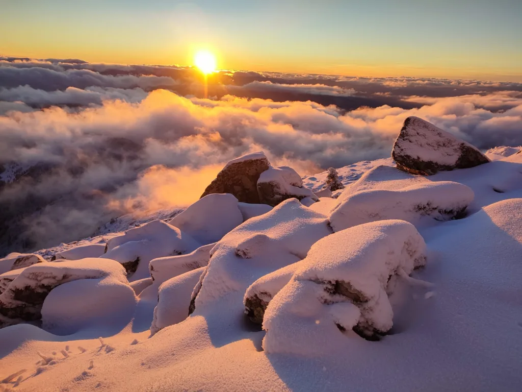 Захід сонця над засніженими гірськими вершинами