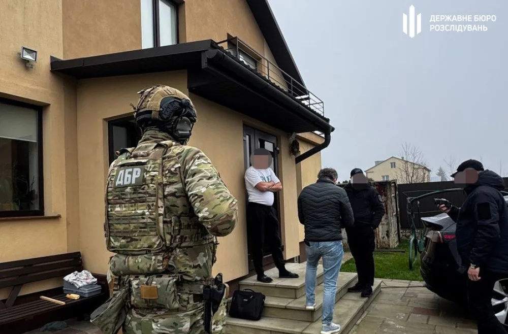 Оперативники ДБР проводять обшук у приватному будинку