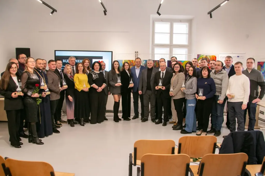 Групове фото учасників церемонії нагородження в залі