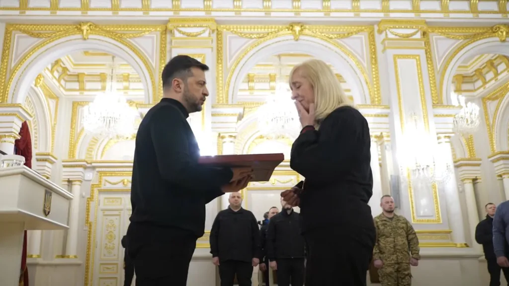 Церемонія нагородження у прикрашеній золотом залі