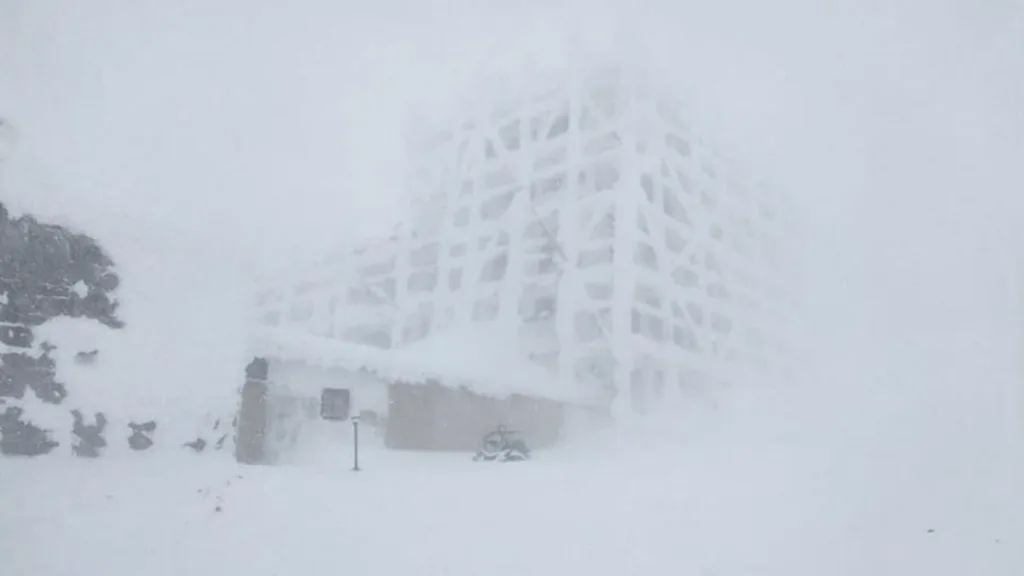 Будівля, вкрита снігом під час хуртовини