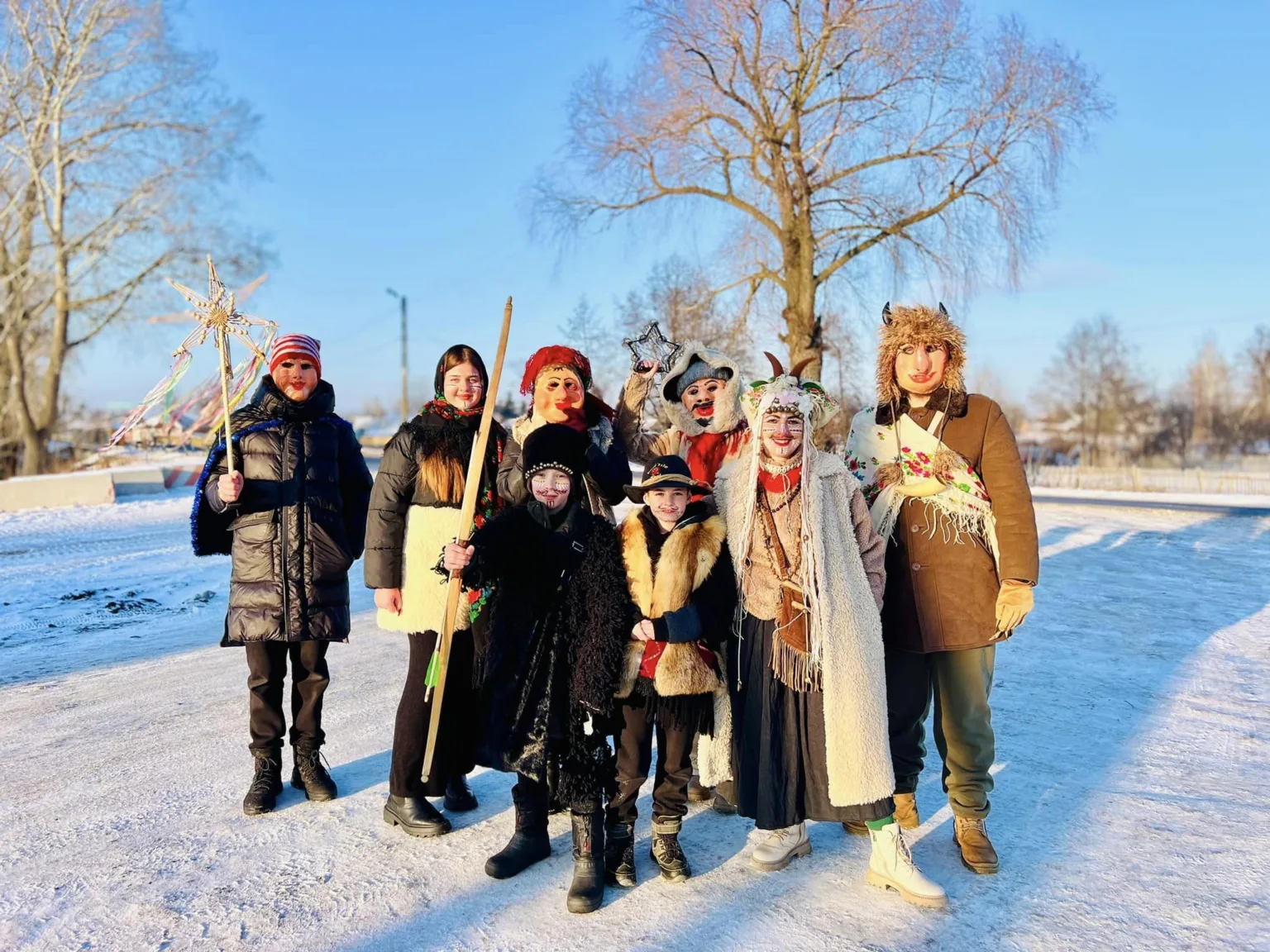 Люди у традиційних костюмах святкують Різдво на вулиці