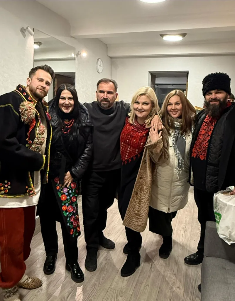 Група людей у традиційному українському вбранні