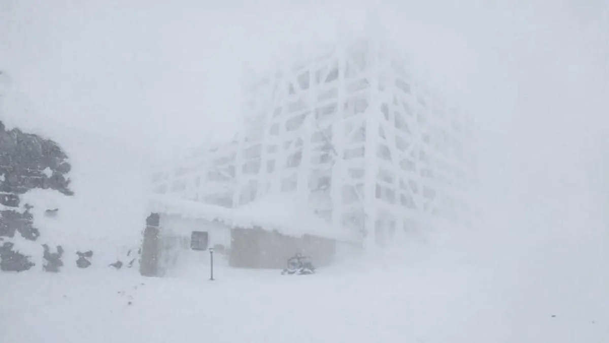 Будівля, вкрита снігом під час хуртовини