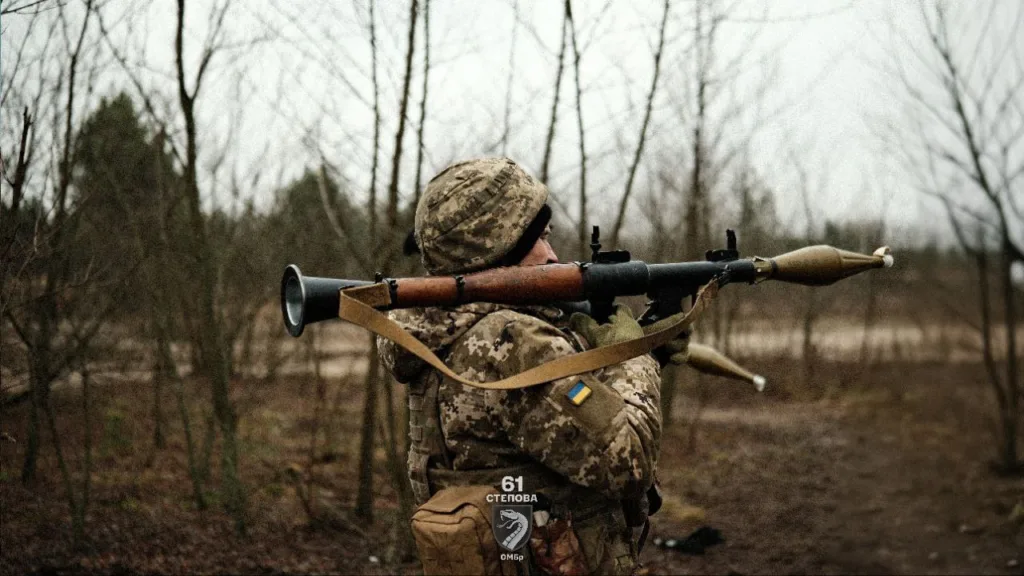 Український військовий із гранатометом у лісі