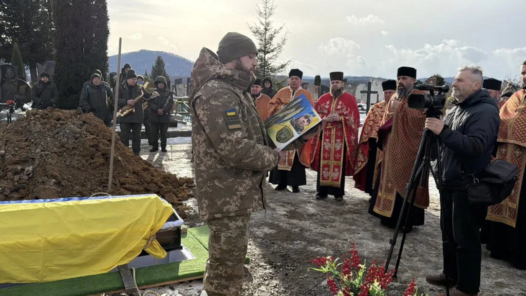 Похорон українського військового з почестями
