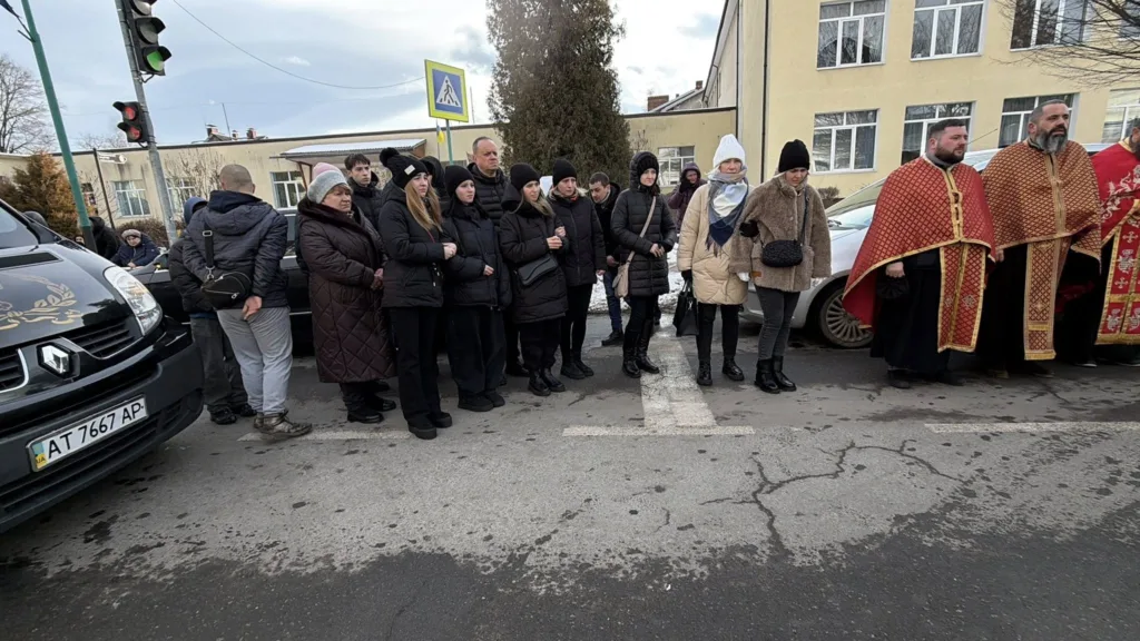 Люди стоять на вулиці під час церемонії