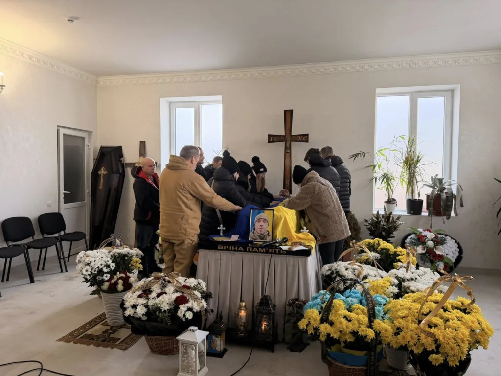 Прощання з українським військовим у траурній залі