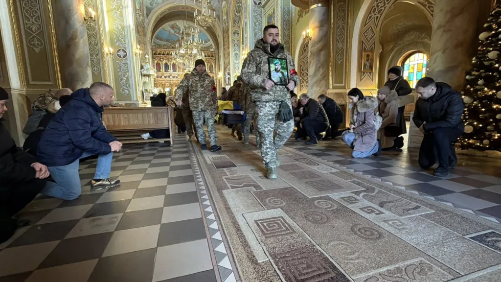 Прощання із загиблим військовим у церкві України