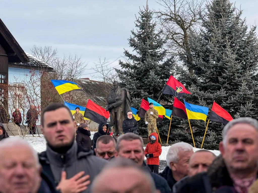 Люди з українськими прапорами на вуличному заході