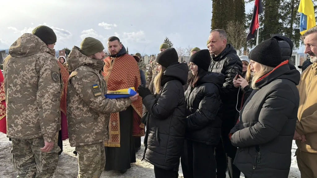 Військові передають прапор родині загиблого героя