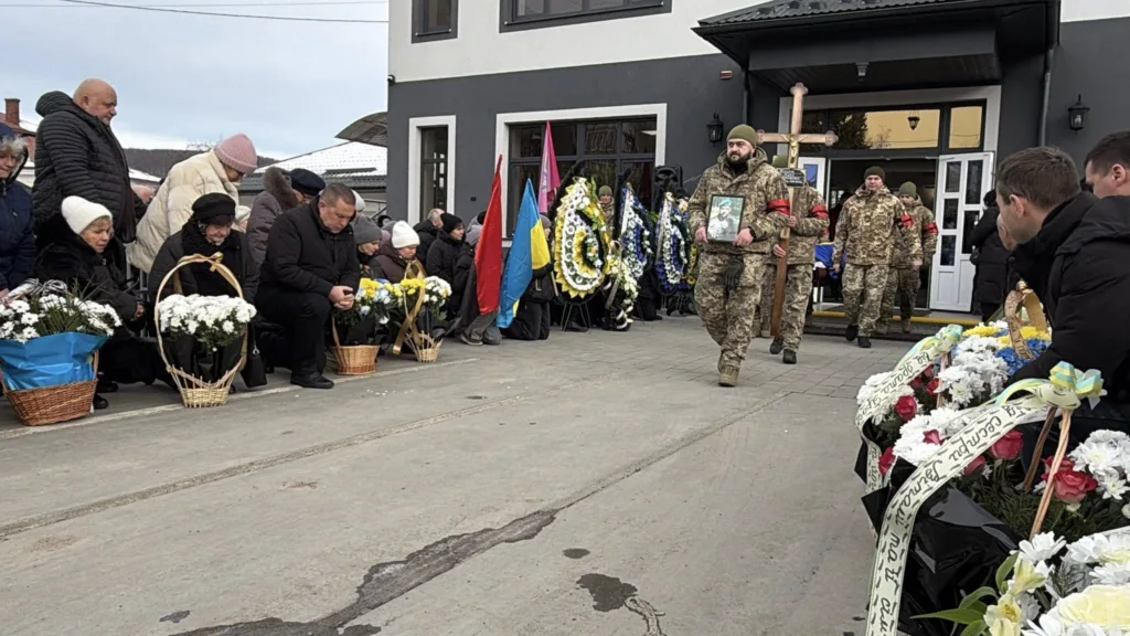 Військові несуть труну під час похорону героя