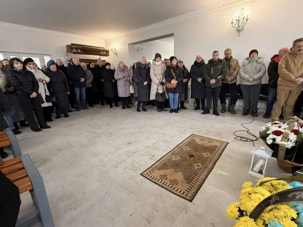 Люди зібралися на церемонію прощання в залі