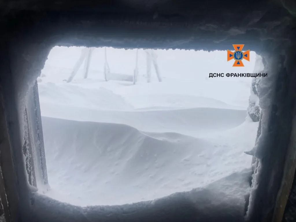 Снігові замети на вікні будівлі