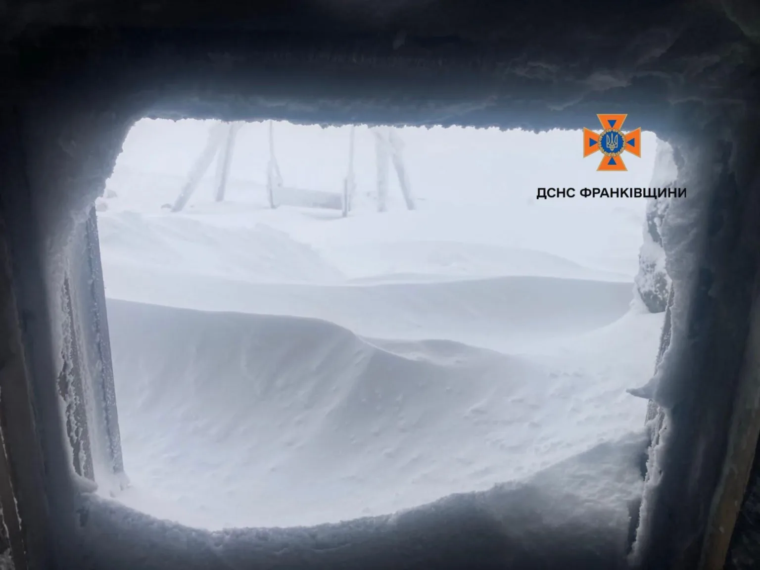 Снігові замети на вікні будівлі