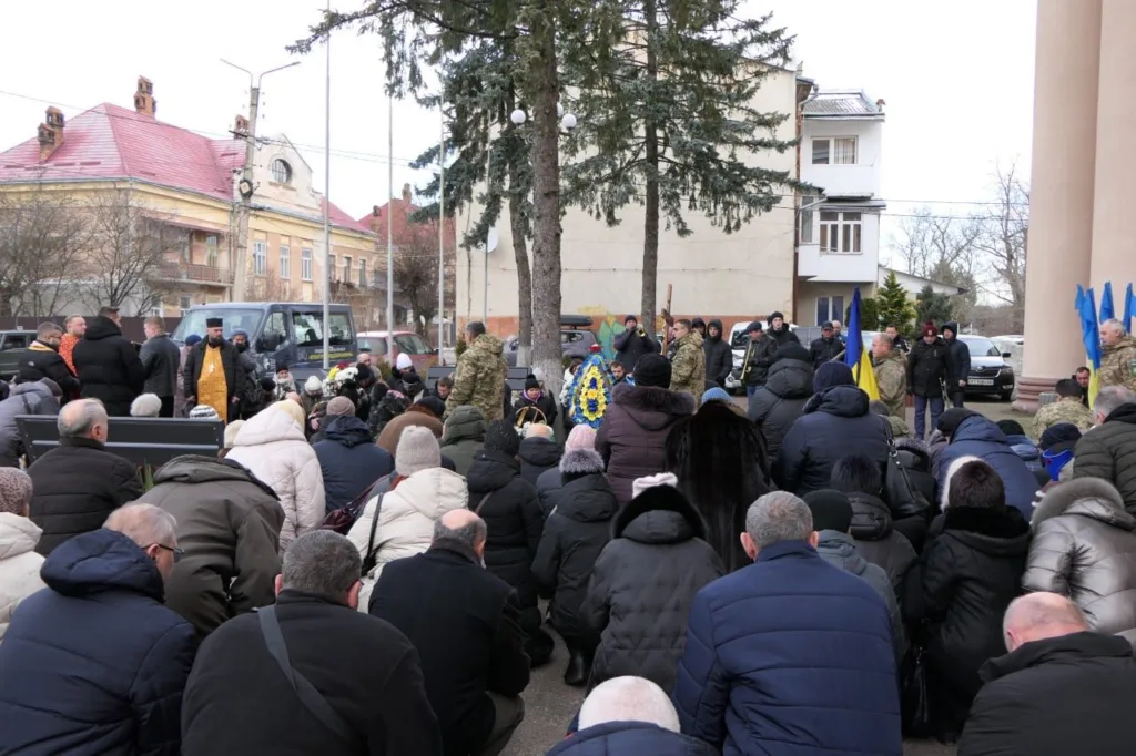 Люди на вуличному прощанні з українським військовим