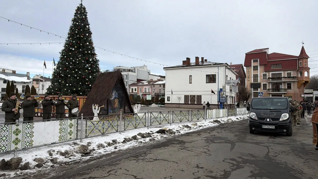 Різдвяна ялинка та військовий оркестр на площі