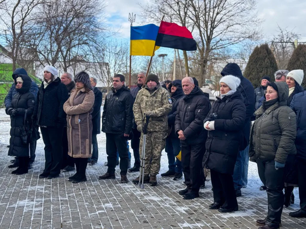 Люди на вуличному заході з українськими прапорами
