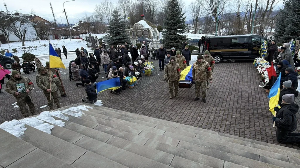 Прощання з полеглим військовим у місті з прапорами України