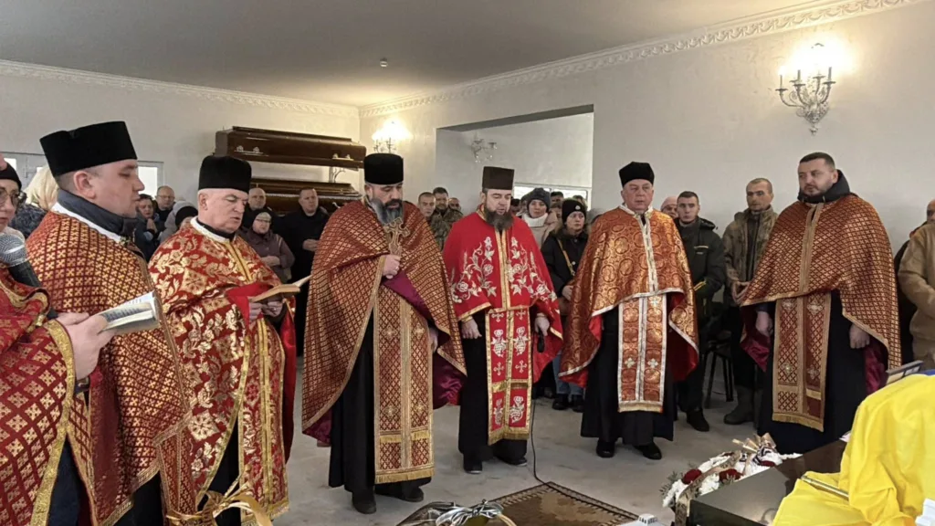 Священники проводять церемонію прощання в церкві