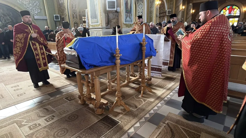 Священики проводять похоронну церемонію в церкві