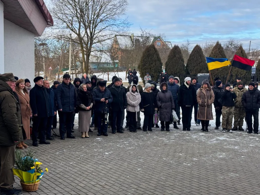 Люди на вуличному заході з українськими прапорами
