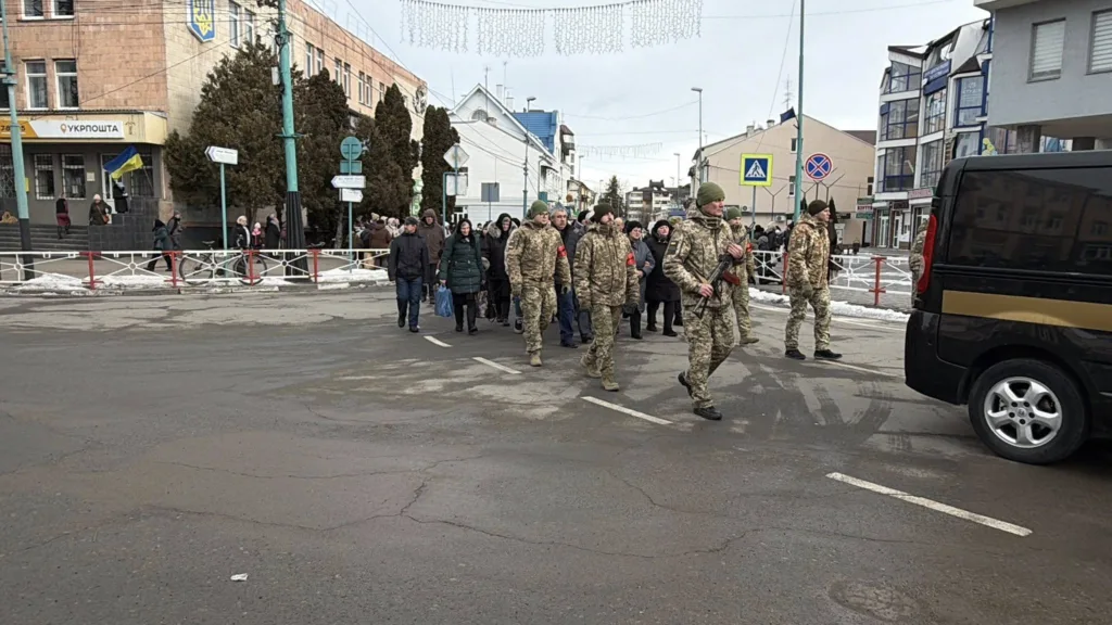 Військові та люди на вулиці українського міста