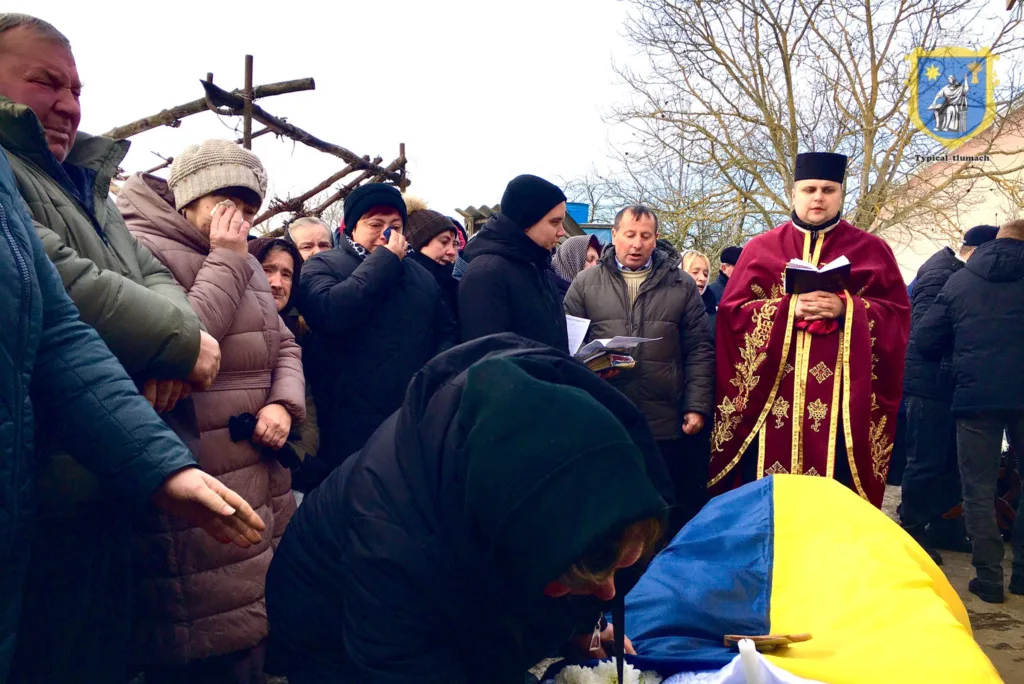 Похорон з українським прапором та людьми в жалобі