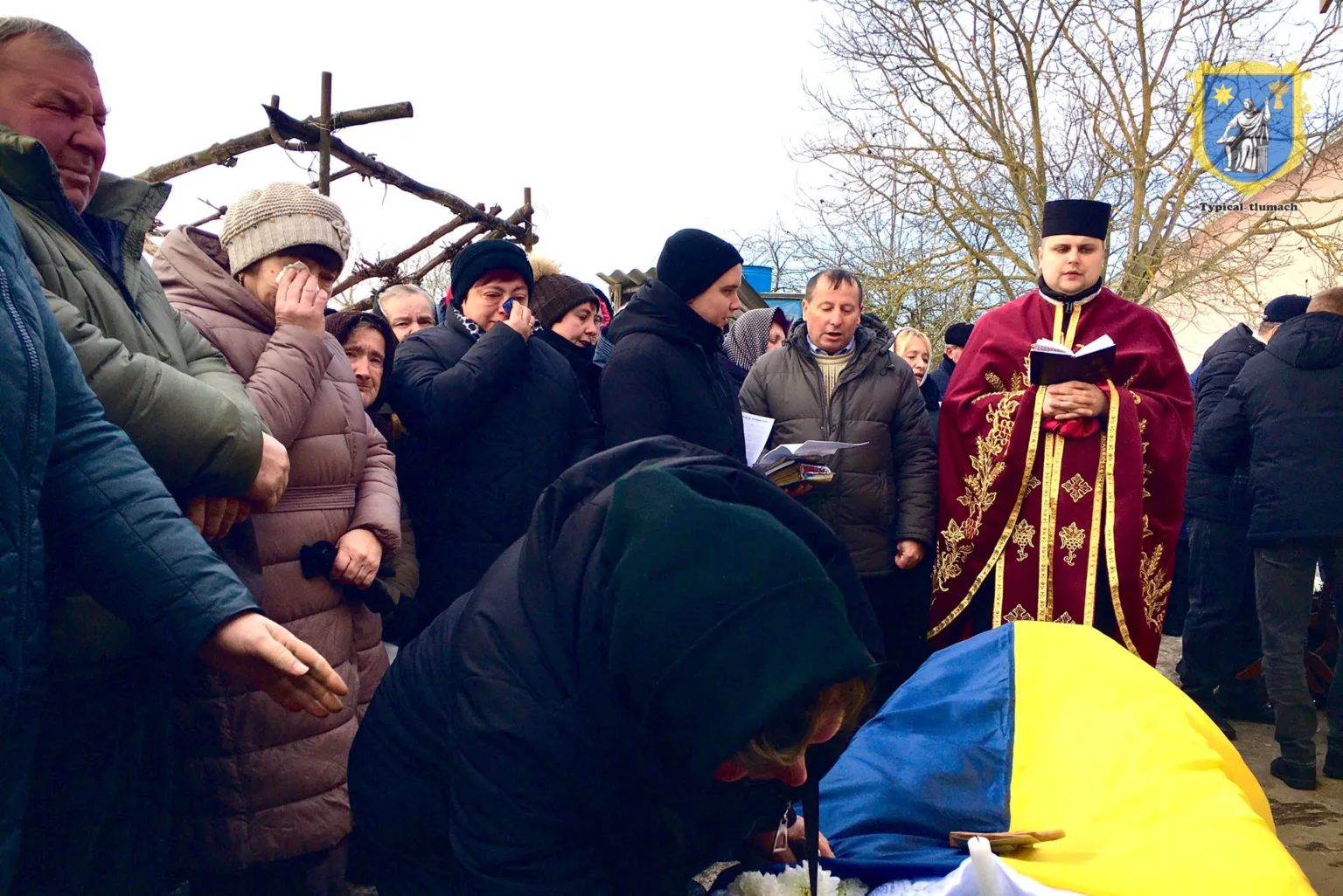 Похорон з українським прапором та людьми в жалобі