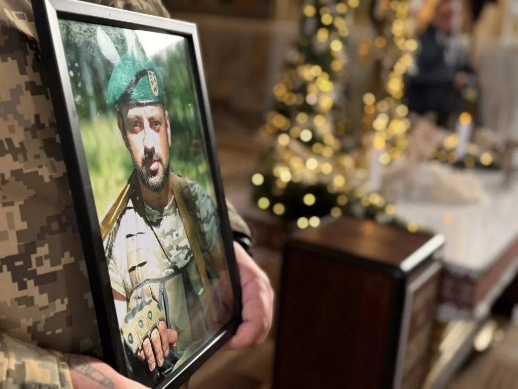 Військовий тримає фото загиблого солдата у рамці