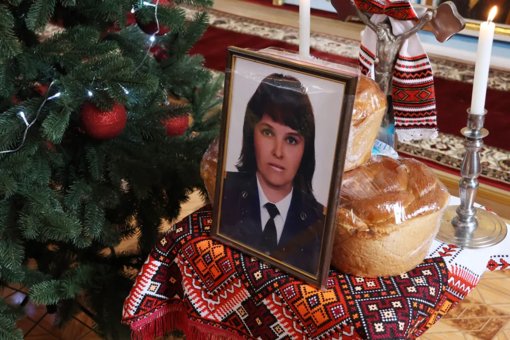 Портрет жінки біля свічки і різдвяного хліба