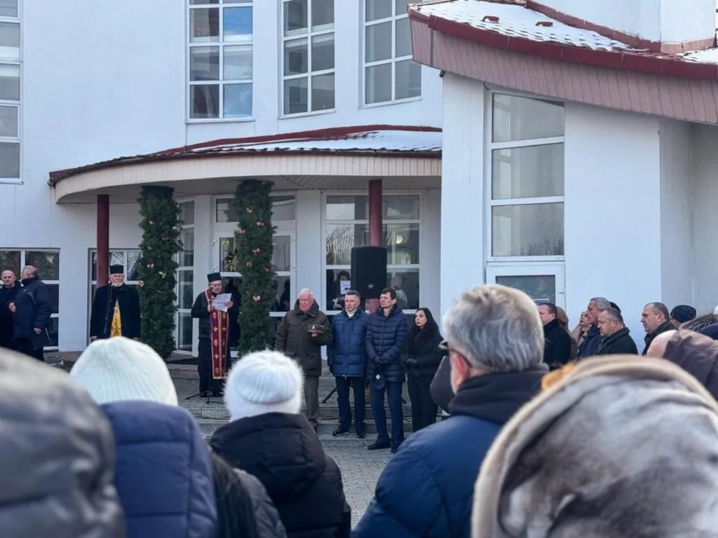 Люди зібралися на подію біля будівлі взимку