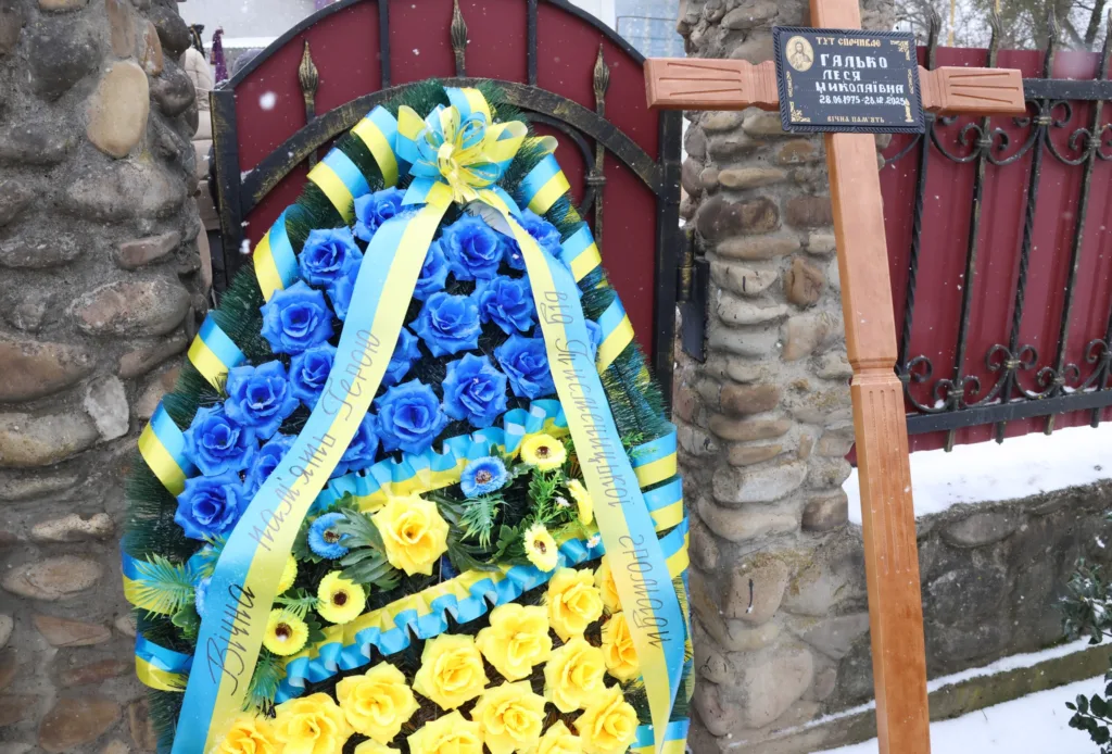 Поминальний вінок із синіх і жовтих квітів