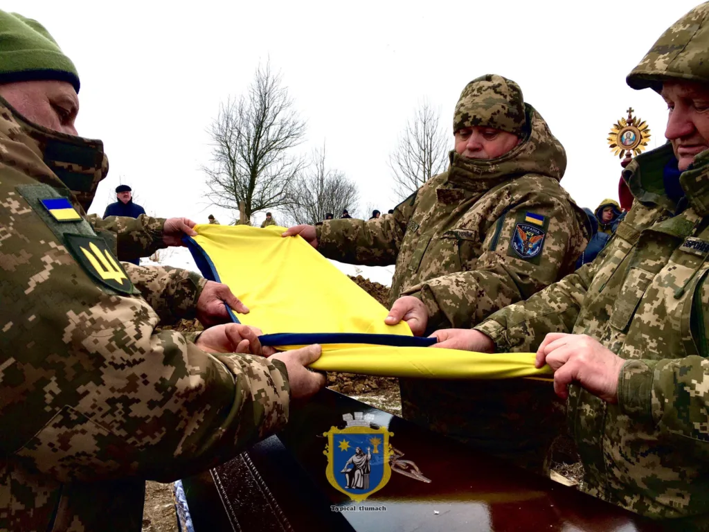 Військові складають український прапор на церемонії