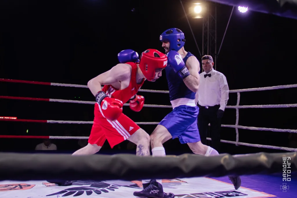 Двоє боксерів у поєдинку на рингу