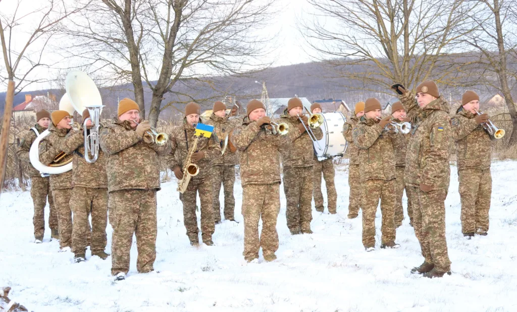 Військовий оркестр грає на снігу взимку