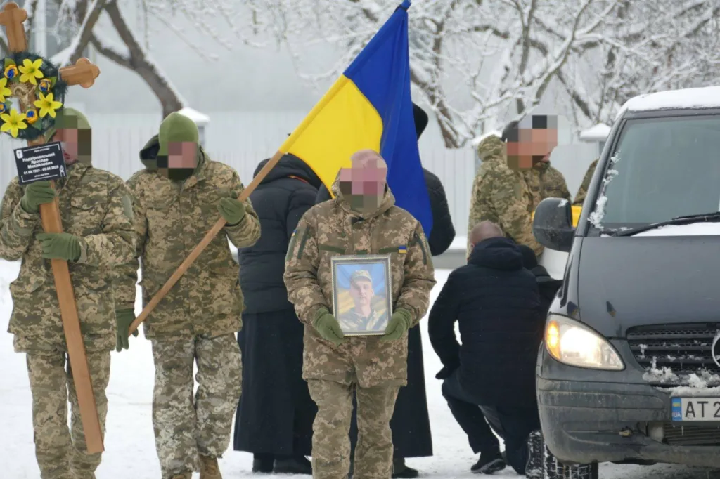 Військові проводжають загиблого героя України взимку