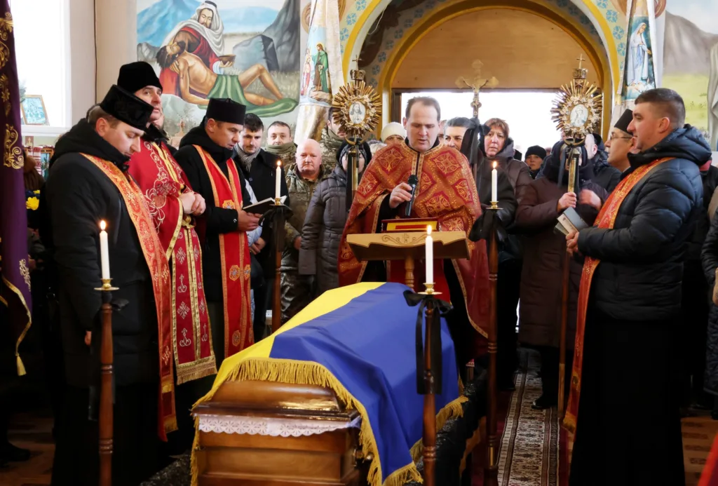 Похоронна церемонія у церкві з прапором України