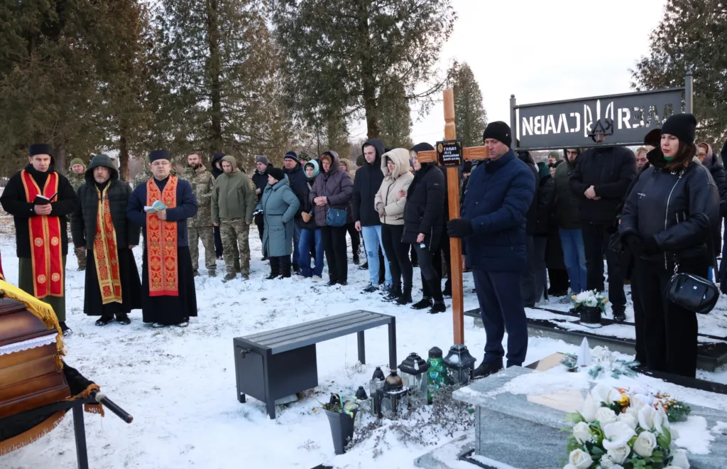 Прощання на цвинтарі взимку з військовим ритуалом