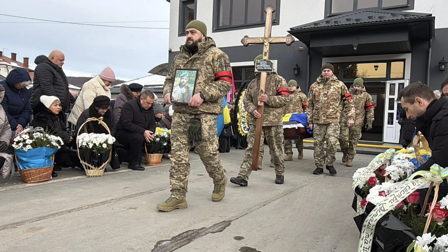 Похорон українського військового із почесною вартою