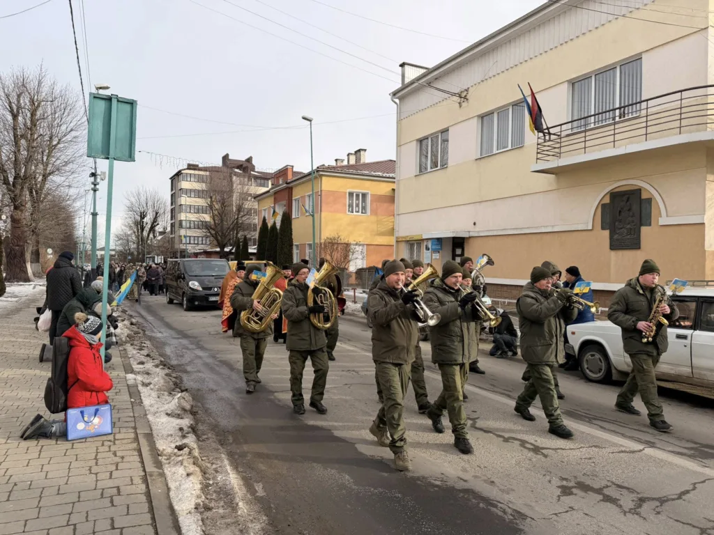 Військовий оркестр маршує вулицею українського міста