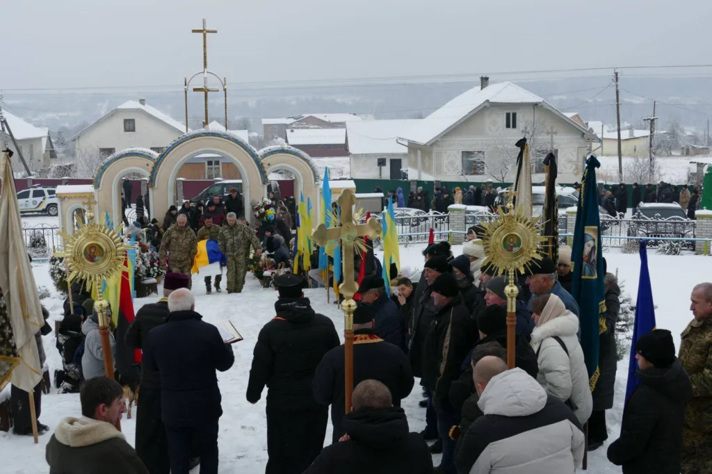 Зимова церемонія біля храму з українськими прапорами