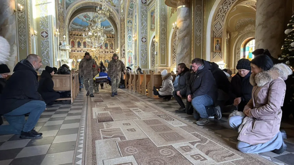 Молитва у церкві за полеглого військового